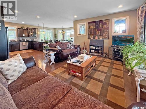 225 11Th Avenue, Swift Current, SK - Indoor Photo Showing Living Room