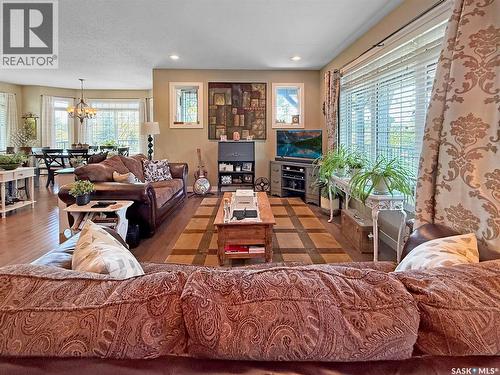 225 11Th Avenue, Swift Current, SK - Indoor Photo Showing Living Room