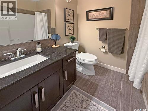 225 11Th Avenue, Swift Current, SK - Indoor Photo Showing Bathroom