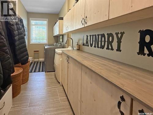225 11Th Avenue, Swift Current, SK - Indoor Photo Showing Laundry Room