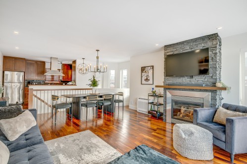 Living Room - 305 Crois. Des Neiges, Saint-Sauveur, QC - Indoor Photo Showing Living Room With Fireplace