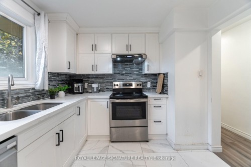 406 Tamarack Drive, Waterloo, ON - Indoor Photo Showing Kitchen With Double Sink
