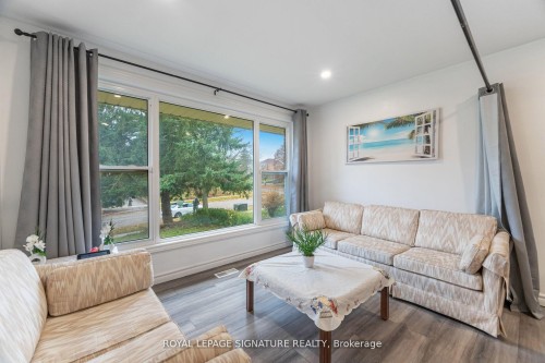 406 Tamarack Drive, Waterloo, ON - Indoor Photo Showing Living Room
