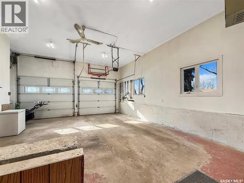 372 Hayes Drive, Swift Current, SK - Indoor Photo Showing Garage