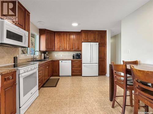 372 Hayes Drive, Swift Current, SK - Indoor Photo Showing Kitchen