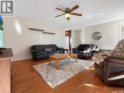 372 Hayes Drive, Swift Current, SK - Indoor Photo Showing Living Room
