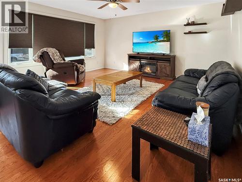 372 Hayes Drive, Swift Current, SK - Indoor Photo Showing Living Room