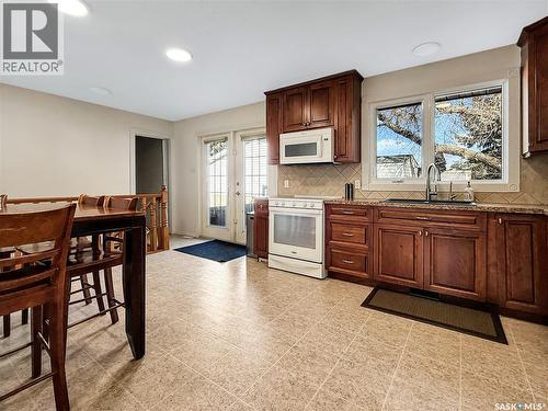 372 Hayes Drive, Swift Current, SK - Indoor Photo Showing Kitchen