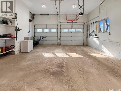 372 Hayes Drive, Swift Current, SK - Indoor Photo Showing Garage