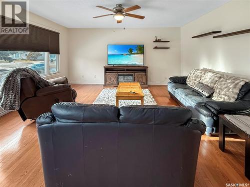 372 Hayes Drive, Swift Current, SK - Indoor Photo Showing Living Room
