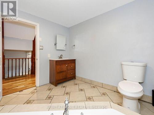 180 Rosslyn Avenue N, Hamilton, ON - Indoor Photo Showing Bathroom