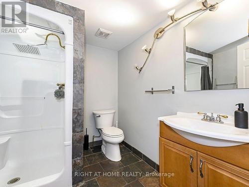 180 Rosslyn Avenue N, Hamilton, ON - Indoor Photo Showing Bathroom