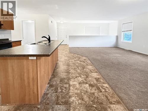 36 1275 Railway Street, Swift Current, SK - Indoor Photo Showing Kitchen With Double Sink