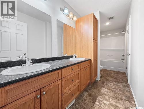 36 1275 Railway Street, Swift Current, SK - Indoor Photo Showing Bathroom