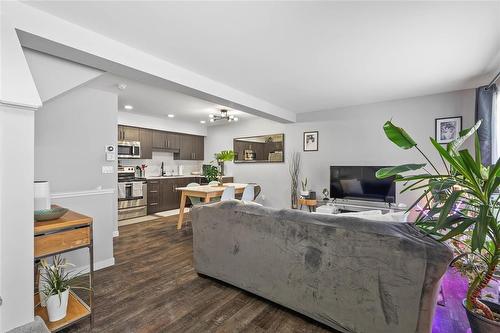 807 280 Amber Trail, Winnipeg, MB - Indoor Photo Showing Living Room