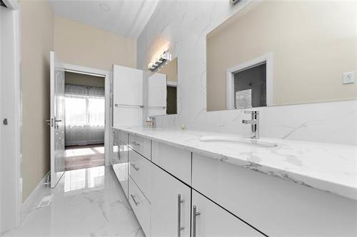 4 Discovery Cove, Headingley, MB 