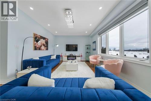 Living area featuring recessed lighting and wood finished floors - 59 Greti Drive, Hamilton, ON - Indoor Photo Showing Living Room