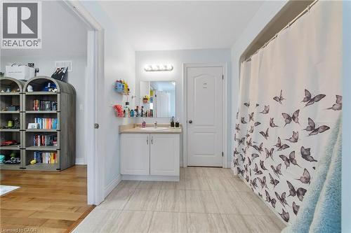 Bathroom with curtained shower and vanity - 59 Greti Drive, Hamilton, ON - Indoor Photo Showing Bathroom