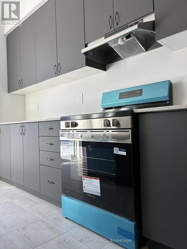 9 Moss Drive E, Markham, ON - Indoor Photo Showing Kitchen