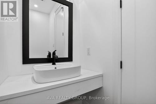 16 Gould Street, Ottawa, ON - Indoor Photo Showing Bathroom