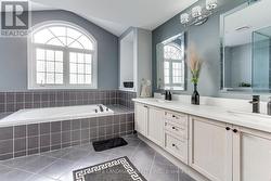 Master bed 5 piece Ensuite - 