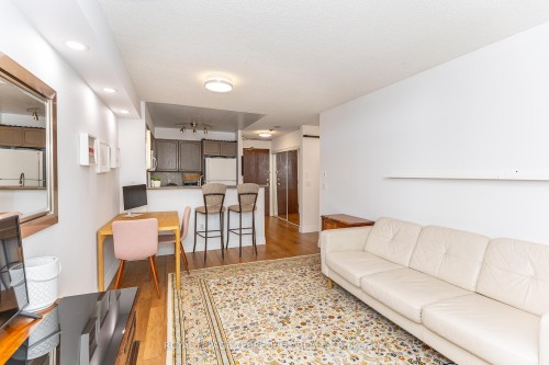 1005-15 Michael Power Place, Toronto, ON - Indoor Photo Showing Living Room