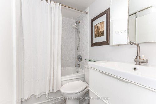 1005-15 Michael Power Place, Toronto, ON - Indoor Photo Showing Bathroom