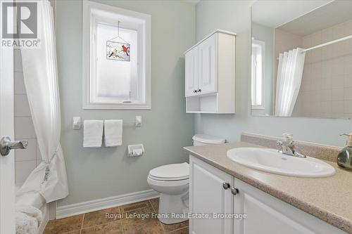 4 Piece Guest Bathroom  includes Tub/Shower - 25 Apple Tree Crescent, Uxbridge, ON - Indoor Photo Showing Bathroom