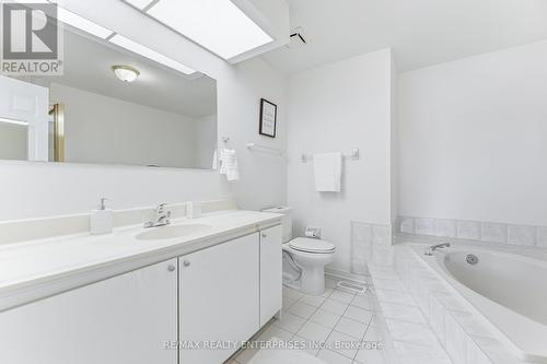 407 Wendron Crescent, Mississauga, ON - Indoor Photo Showing Bathroom