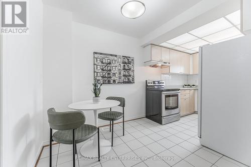 407 Wendron Crescent, Mississauga, ON - Indoor Photo Showing Kitchen