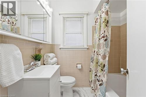 53 Livingston Avenue, Grimsby, ON - Indoor Photo Showing Bathroom