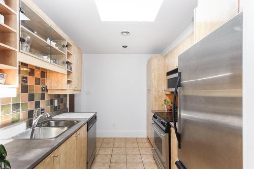 Kitchen - 606-2038 Rue De Bullion, Montréal (Ville-Marie), QC - Indoor Photo Showing Kitchen With Double Sink