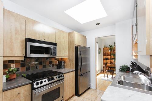 Kitchen - 606-2038 Rue De Bullion, Montréal (Ville-Marie), QC - Indoor Photo Showing Kitchen With Double Sink