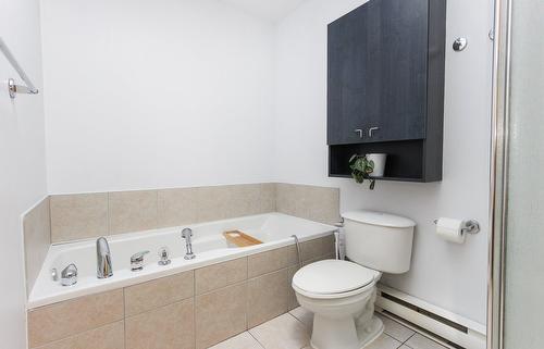 Bathroom - 606-2038 Rue De Bullion, Montréal (Ville-Marie), QC - Indoor Photo Showing Bathroom