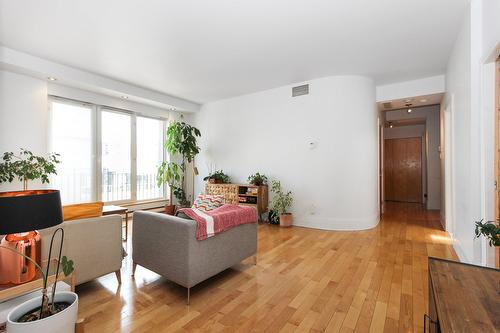 Living room - 606-2038 Rue De Bullion, Montréal (Ville-Marie), QC - Indoor Photo Showing Living Room