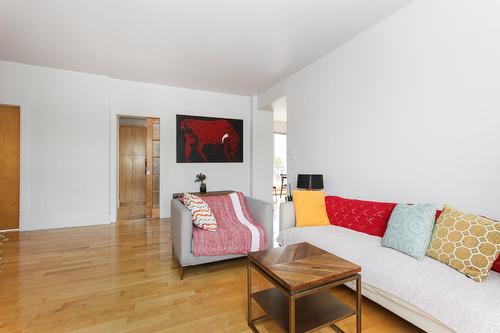 Living room - 606-2038 Rue De Bullion, Montréal (Ville-Marie), QC - Indoor Photo Showing Living Room