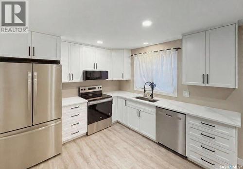 640 Vance Avenue Ne, Swift Current, SK - Indoor Photo Showing Kitchen With Stainless Steel Kitchen