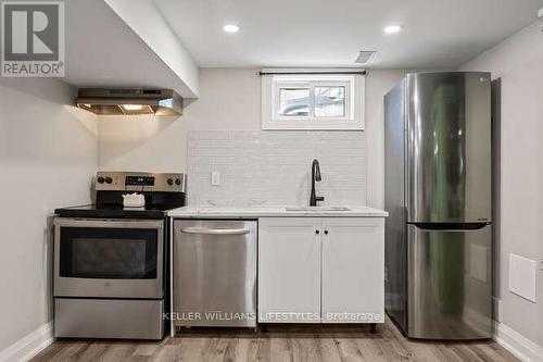 23 Stormont Drive, London South (South T), ON - Indoor Photo Showing Kitchen With Upgraded Kitchen
