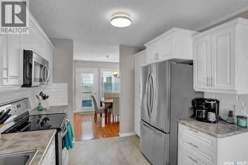 72 Kensington Crescent, Regina, SK - Indoor Photo Showing Kitchen