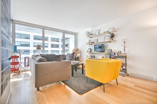 Salon - 415-350 Boul. De Maisonneuve O., Montréal (Ville-Marie), QC - Indoor