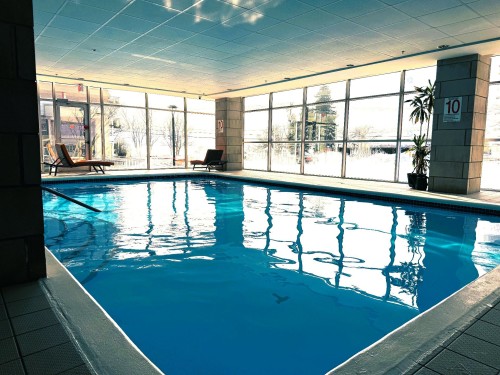 Piscine - 717-18 Ch. Du Bord-Du-Lac-Lakeshore, Pointe-Claire, QC - Indoor Photo Showing Other Room With In Ground Pool