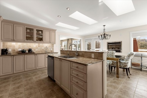 Cuisine - 12  - 16 Rue Appleglen, Hudson, QC - Indoor Photo Showing Kitchen With Double Sink With Upgraded Kitchen