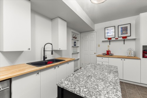 Cuisine - 12  - 16 Rue Appleglen, Hudson, QC - Indoor Photo Showing Kitchen With Double Sink