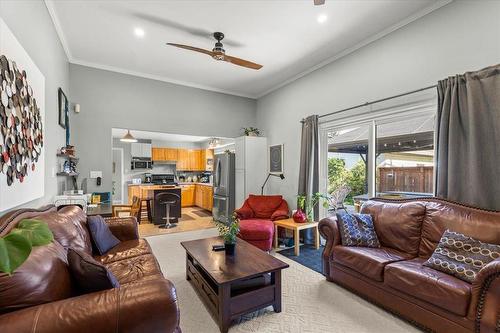 39 Erlandson Drive, Winnipeg, MB - Indoor Photo Showing Living Room