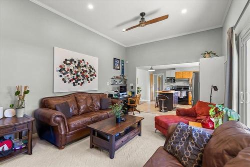 39 Erlandson Drive, Winnipeg, MB - Indoor Photo Showing Living Room