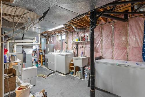 39 Erlandson Drive, Winnipeg, MB - Indoor Photo Showing Laundry Room