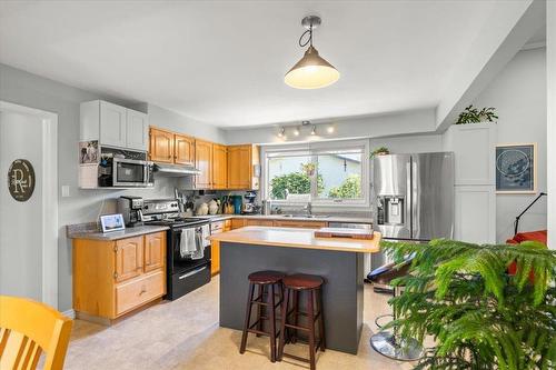 39 Erlandson Drive, Winnipeg, MB - Indoor Photo Showing Kitchen With Double Sink