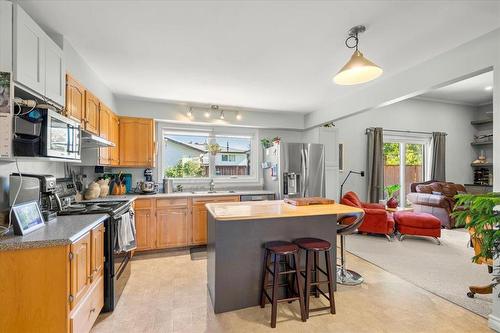 39 Erlandson Drive, Winnipeg, MB - Indoor Photo Showing Kitchen With Double Sink