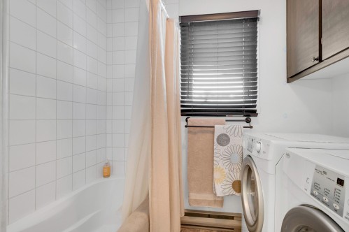 Salle de bains - 202 Rue Des Pins, Prévost, QC - Indoor Photo Showing Laundry Room