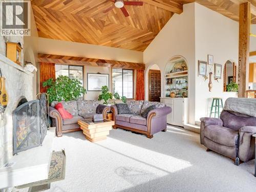 4029 Lytton Ave, Powell River, BC - Indoor Photo Showing Living Room